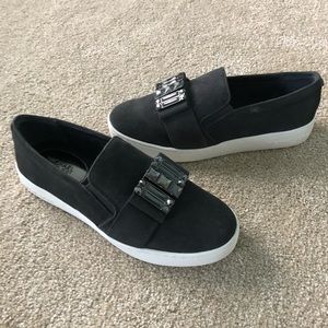 Brand new. Never used. Michael Kors Slide On’s